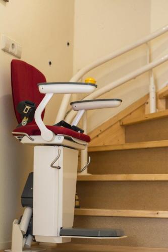 Choosing-the-Right-Electric-Stairlift-for-Your-Needs